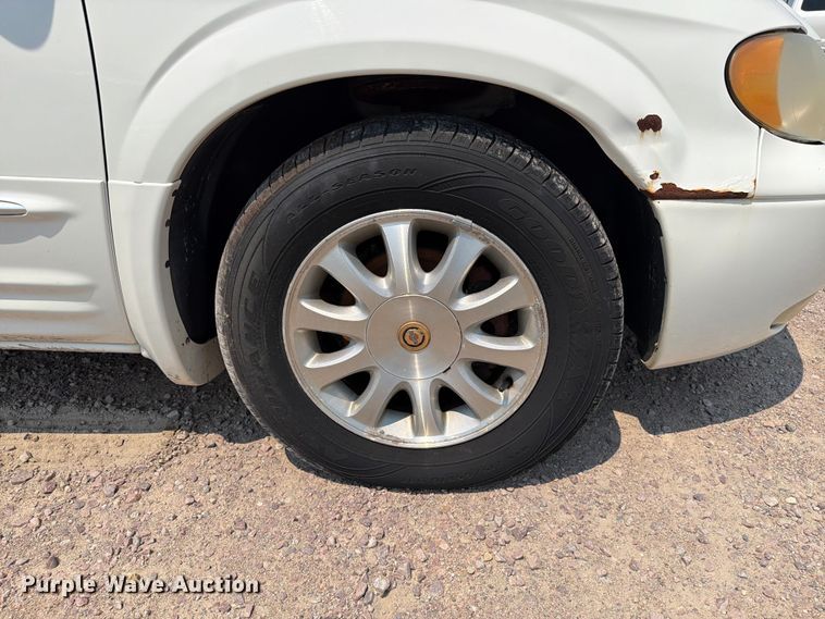 image for item ER1928 2002 Chrysler Town And Country van