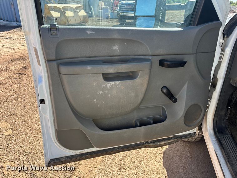 image for item ER7688 2010 Chevrolet Silverado 3500HD utility bed pickup truck