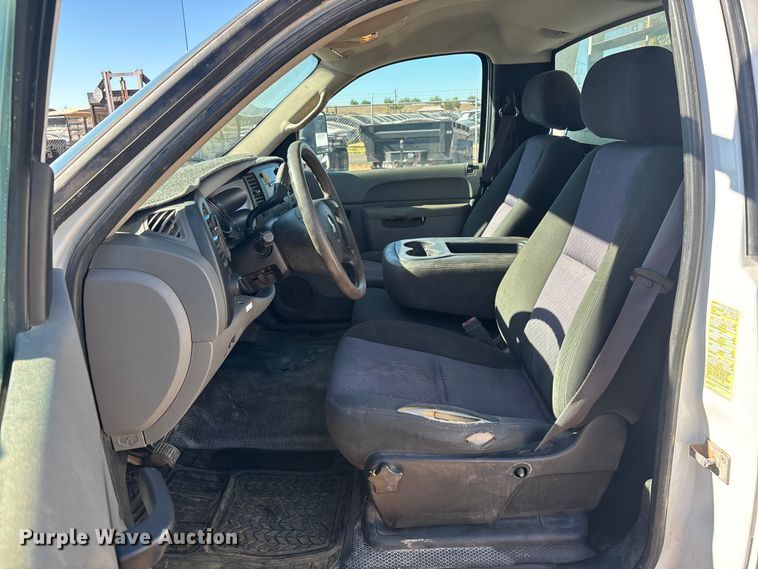 image for item ER7688 2010 Chevrolet Silverado 3500HD utility bed pickup truck