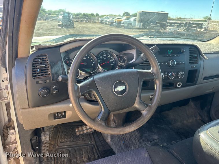image for item ER7688 2010 Chevrolet Silverado 3500HD utility bed pickup truck