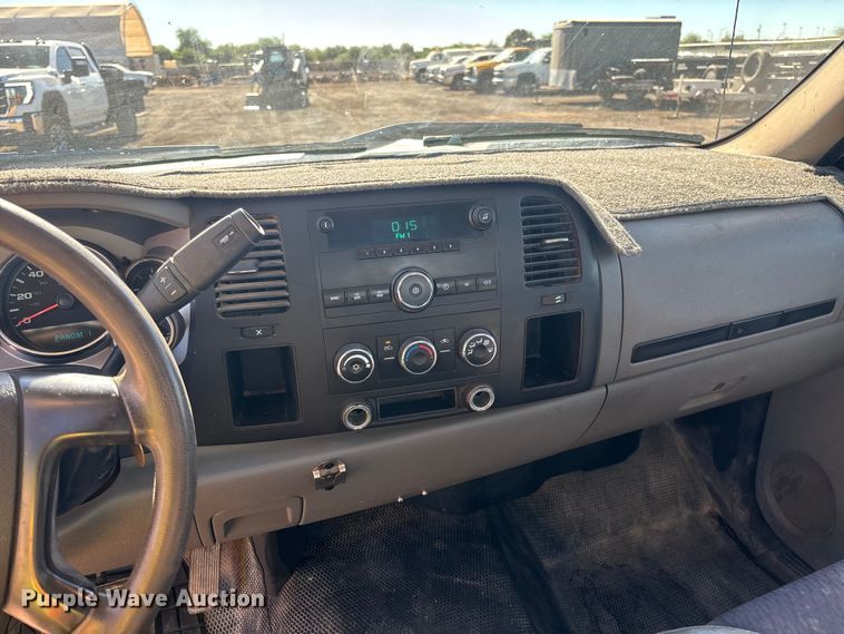 image for item ER7688 2010 Chevrolet Silverado 3500HD utility bed pickup truck