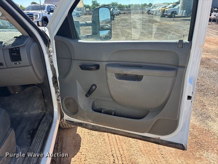image for item ER7688 2010 Chevrolet Silverado 3500HD utility bed pickup truck