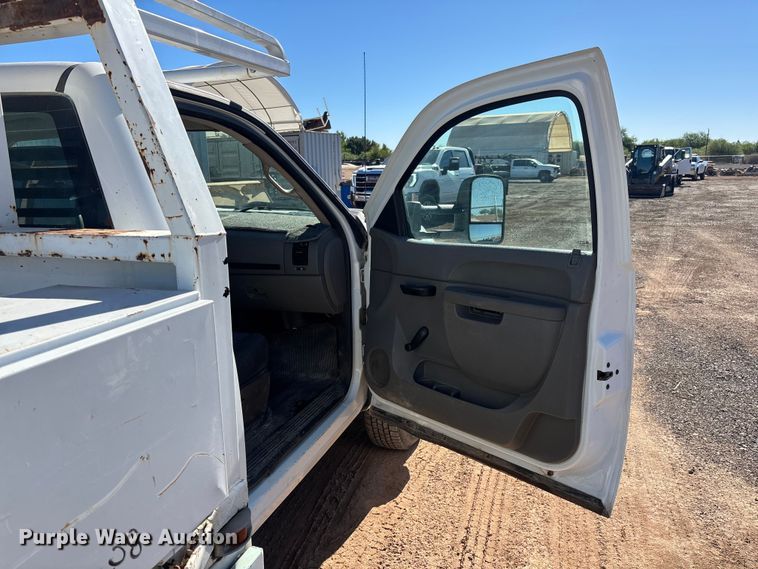 image for item ER7688 2010 Chevrolet Silverado 3500HD utility bed pickup truck
