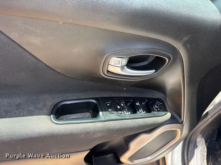 image for item ET0320 2017 Jeep Renegade SUV