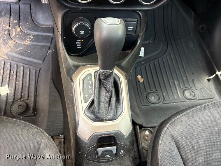 image for item ET0320 2017 Jeep Renegade SUV