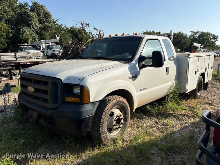 2006 Ford F-350 Ext. Cab utility bed pickup truck