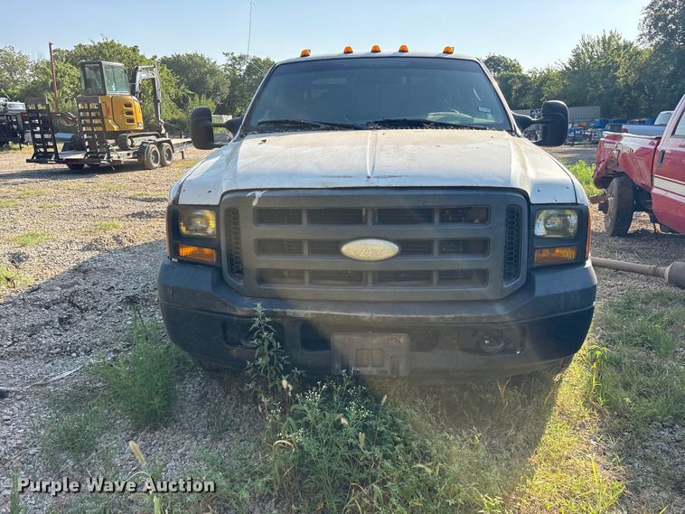 image for item ET0328 2006 Ford F-350 Ext. Cab utility bed pickup truck