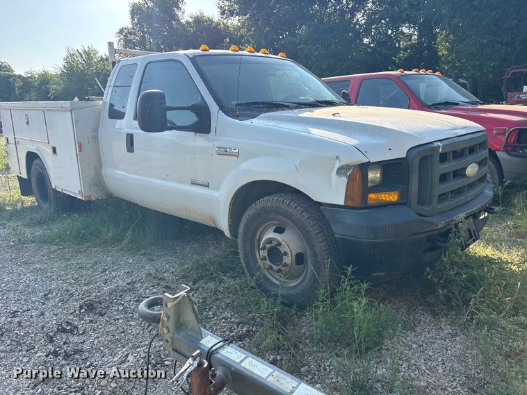 image for item ET0328 2006 Ford F-350 Ext. Cab utility bed pickup truck