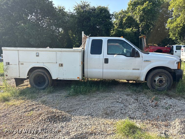 image for item ET0328 2006 Ford F-350 Ext. Cab utility bed pickup truck