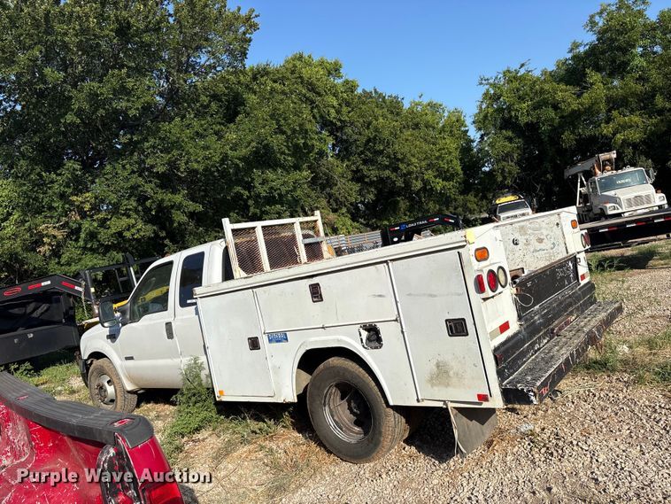 image for item ET0328 2006 Ford F-350 Ext. Cab utility bed pickup truck