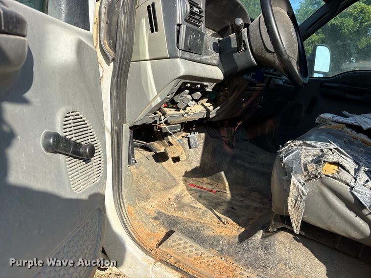 image for item ET0328 2006 Ford F-350 Ext. Cab utility bed pickup truck