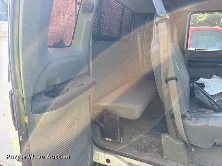 image for item ET0328 2006 Ford F-350 Ext. Cab utility bed pickup truck
