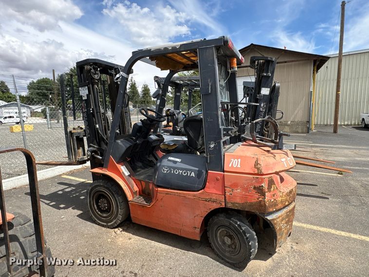 image for item ET0717 2006 Toyota 7FGU25 forklift