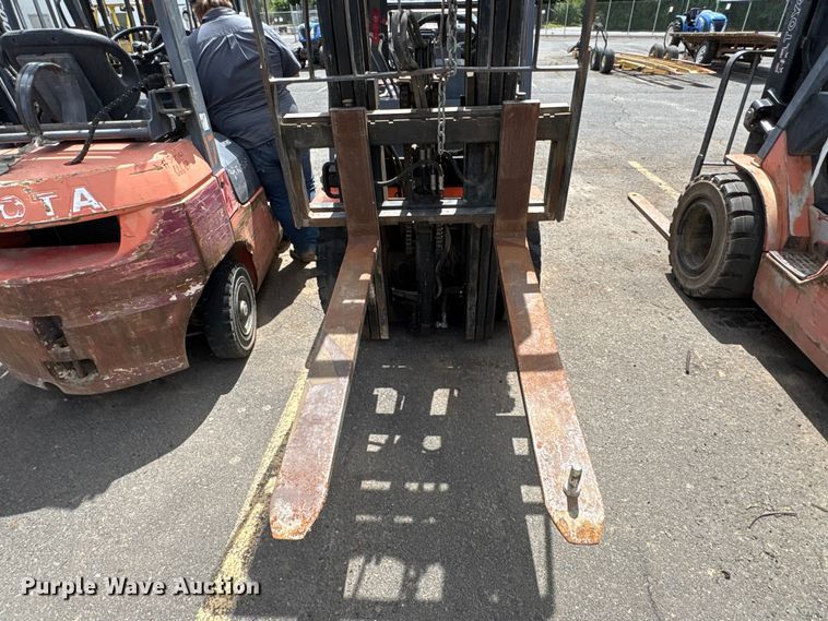 image for item ET0717 2006 Toyota 7FGU25 forklift