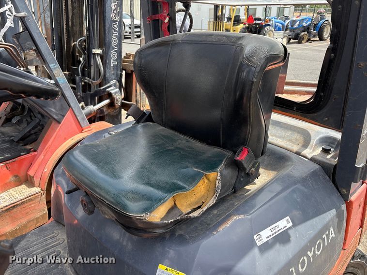 image for item ET0717 2006 Toyota 7FGU25 forklift