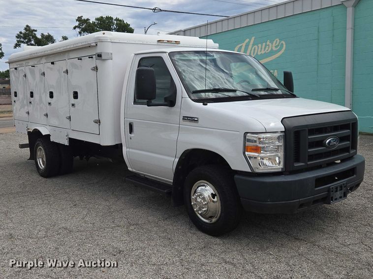 image for item ET5037 2018 Ford E450 refrigerated truck