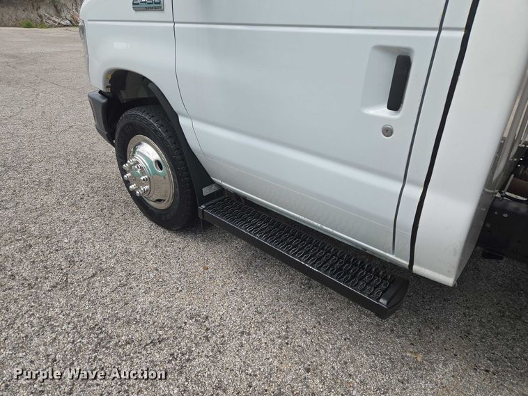 image for item ET5037 2018 Ford E450 refrigerated truck