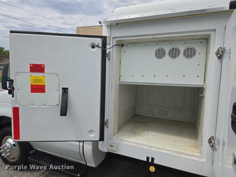 image for item ET5037 2018 Ford E450 refrigerated truck