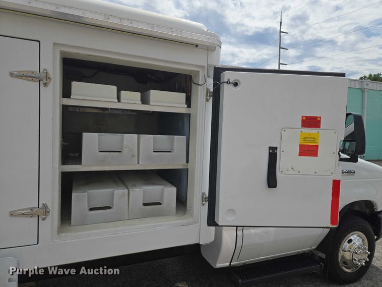 image for item ET5037 2018 Ford E450 refrigerated truck