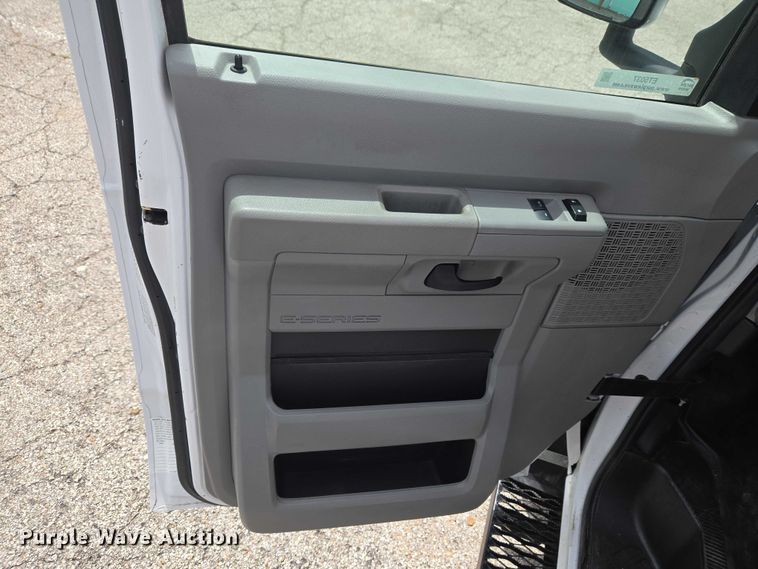 image for item ET5037 2018 Ford E450 refrigerated truck