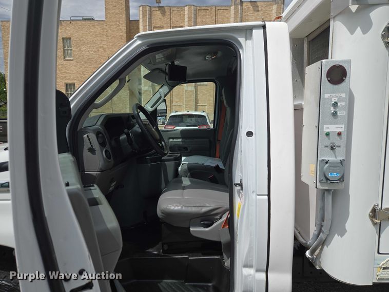 image for item ET5037 2018 Ford E450 refrigerated truck