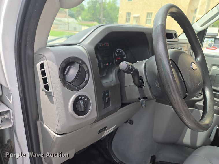 image for item ET5037 2018 Ford E450 refrigerated truck