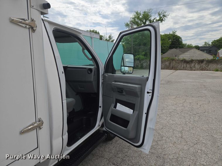 image for item ET5037 2018 Ford E450 refrigerated truck
