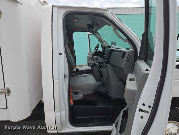 image for item ET5037 2018 Ford E450 refrigerated truck