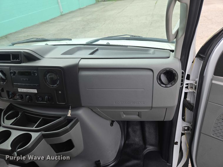 image for item ET5037 2018 Ford E450 refrigerated truck