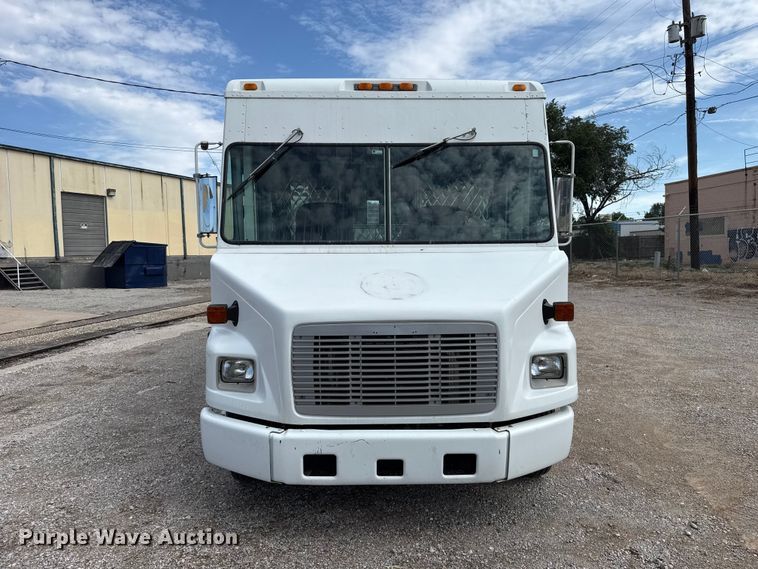 image for item ET6371 2002 Freightliner MT45 Chassis food truck