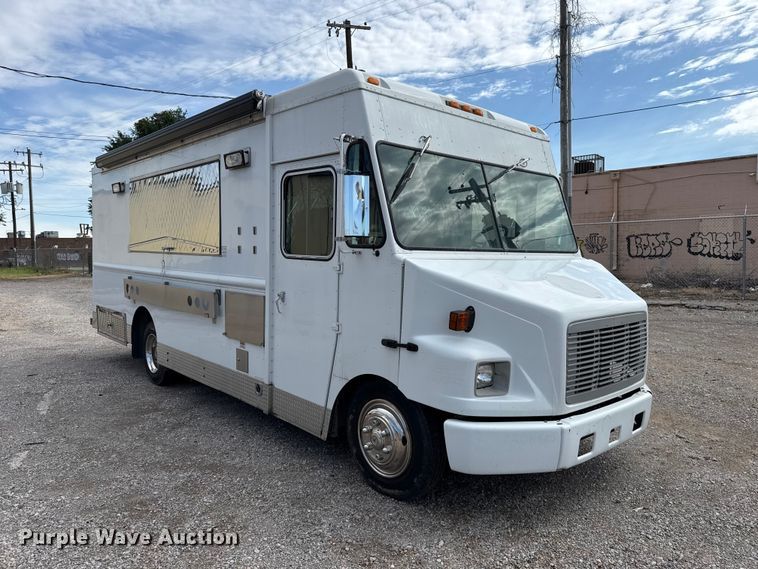 image for item ET6371 2002 Freightliner MT45 Chassis food truck