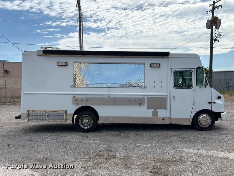 image for item ET6371 2002 Freightliner MT45 Chassis food truck