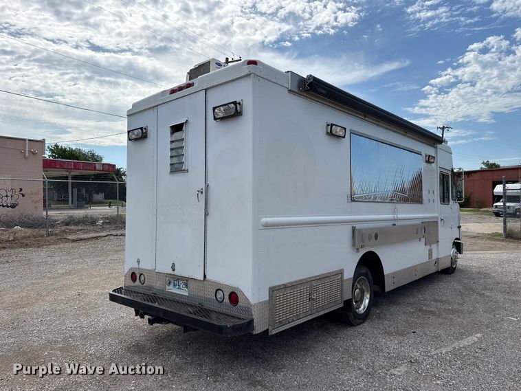 image for item ET6371 2002 Freightliner MT45 Chassis food truck