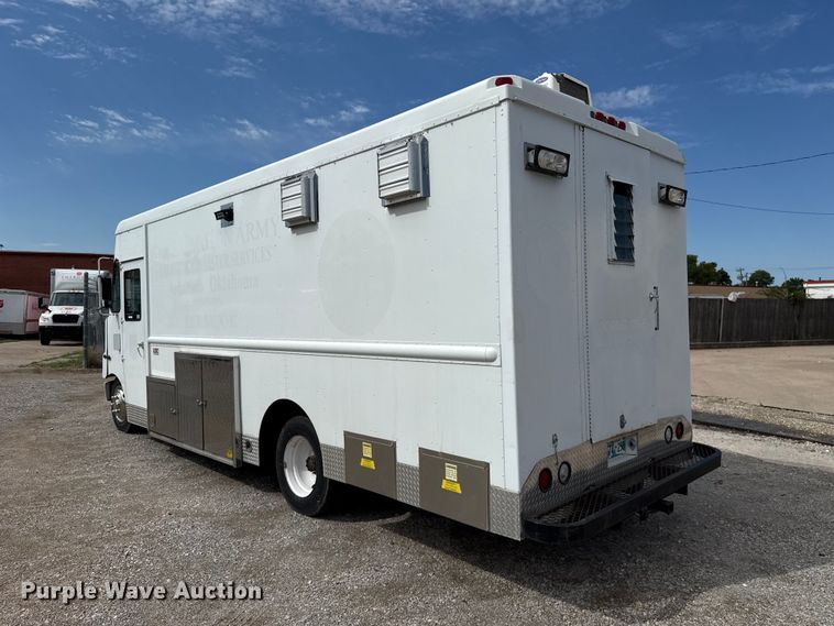 image for item ET6371 2002 Freightliner MT45 Chassis food truck