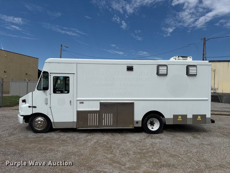 image for item ET6371 2002 Freightliner MT45 Chassis food truck