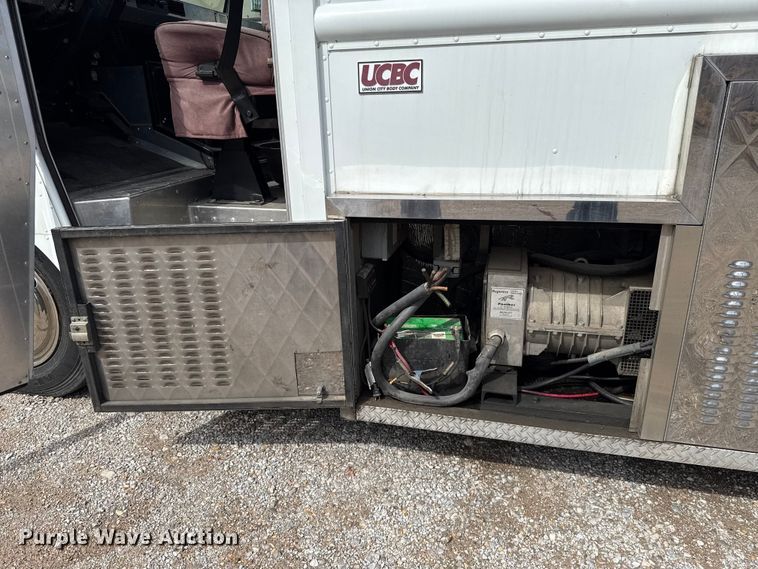 image for item ET6371 2002 Freightliner MT45 Chassis food truck