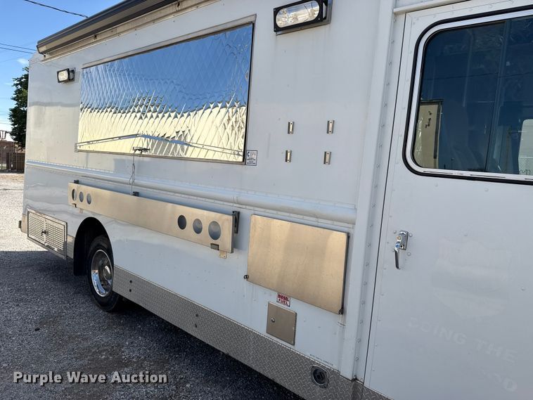 image for item ET6371 2002 Freightliner MT45 Chassis food truck