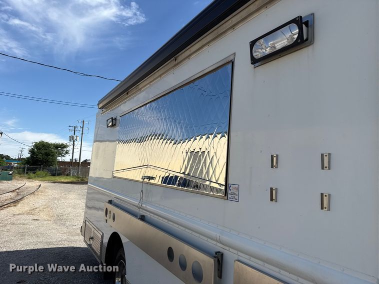 image for item ET6371 2002 Freightliner MT45 Chassis food truck