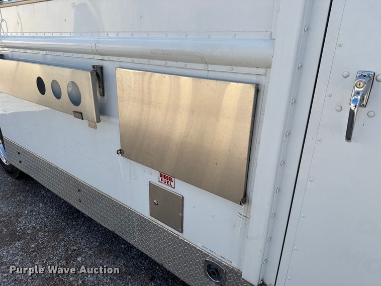 image for item ET6371 2002 Freightliner MT45 Chassis food truck