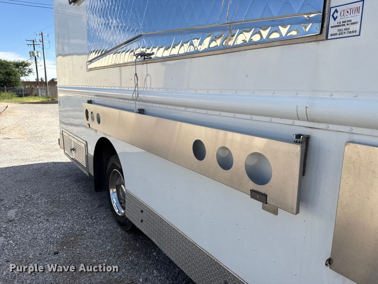 image for item ET6371 2002 Freightliner MT45 Chassis food truck