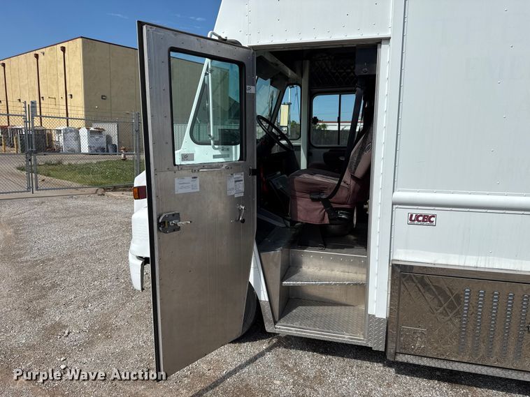 image for item ET6371 2002 Freightliner MT45 Chassis food truck