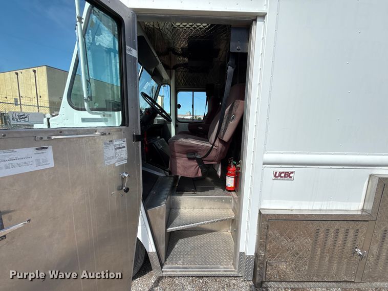 image for item ET6371 2002 Freightliner MT45 Chassis food truck