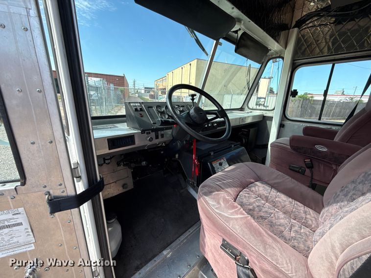 image for item ET6371 2002 Freightliner MT45 Chassis food truck