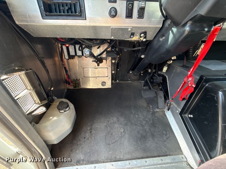 image for item ET6371 2002 Freightliner MT45 Chassis food truck