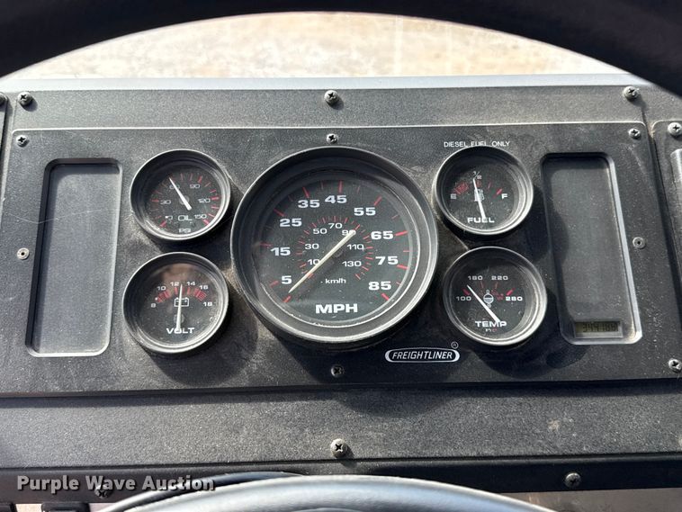 image for item ET6371 2002 Freightliner MT45 Chassis food truck