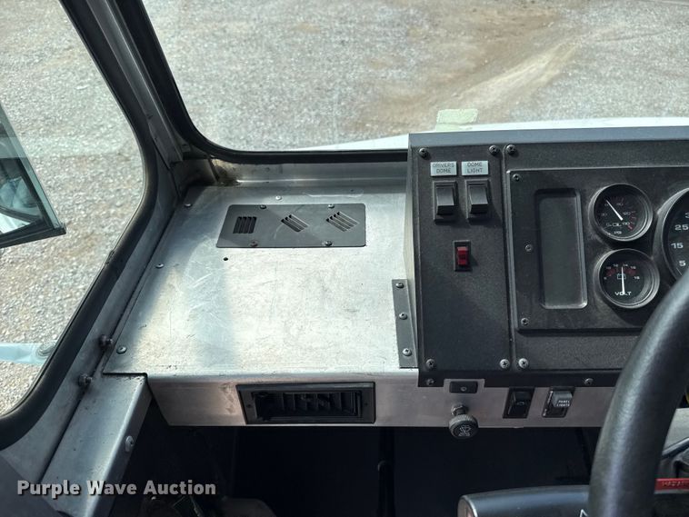 image for item ET6371 2002 Freightliner MT45 Chassis food truck