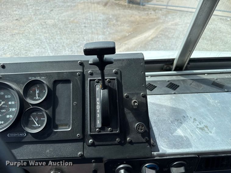 image for item ET6371 2002 Freightliner MT45 Chassis food truck