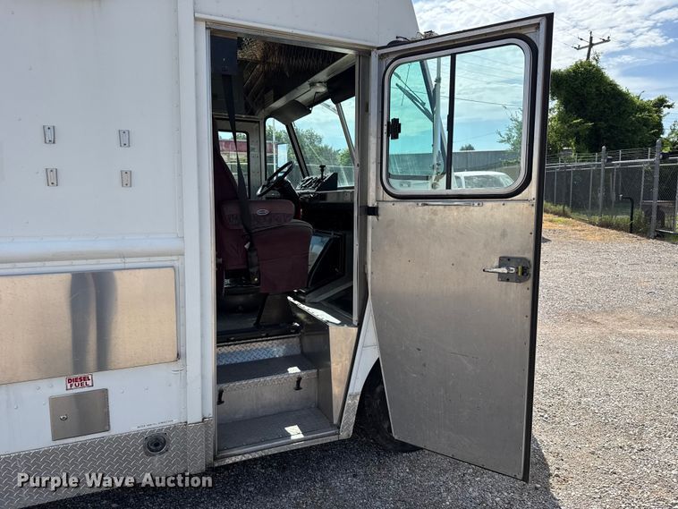 image for item ET6371 2002 Freightliner MT45 Chassis food truck