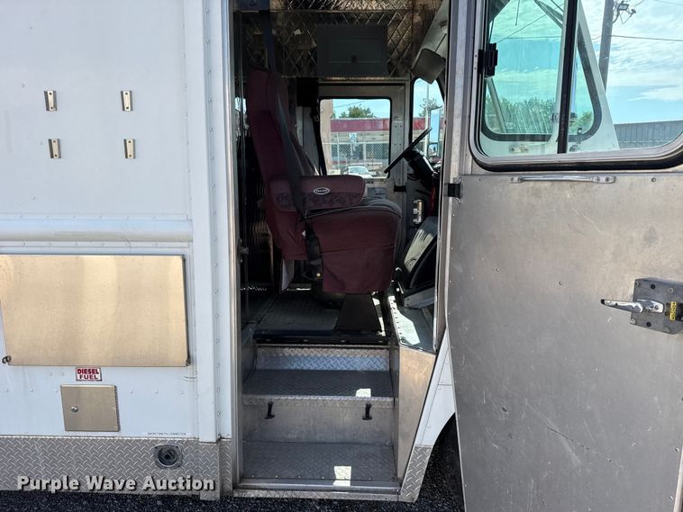 image for item ET6371 2002 Freightliner MT45 Chassis food truck