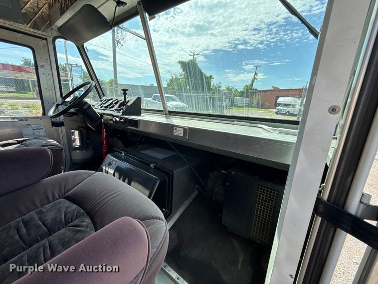 image for item ET6371 2002 Freightliner MT45 Chassis food truck